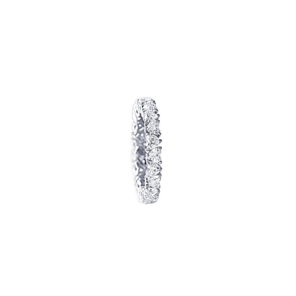 Eternity ring with heartshape diamonds