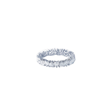 Eternity ring with heartshape diamonds